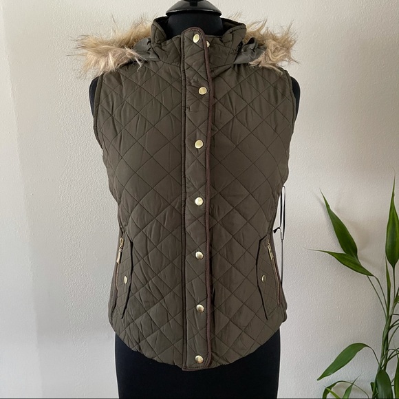 Quilted Vest w/ Faux Fur Trim Hood - Picture 2 of 8
